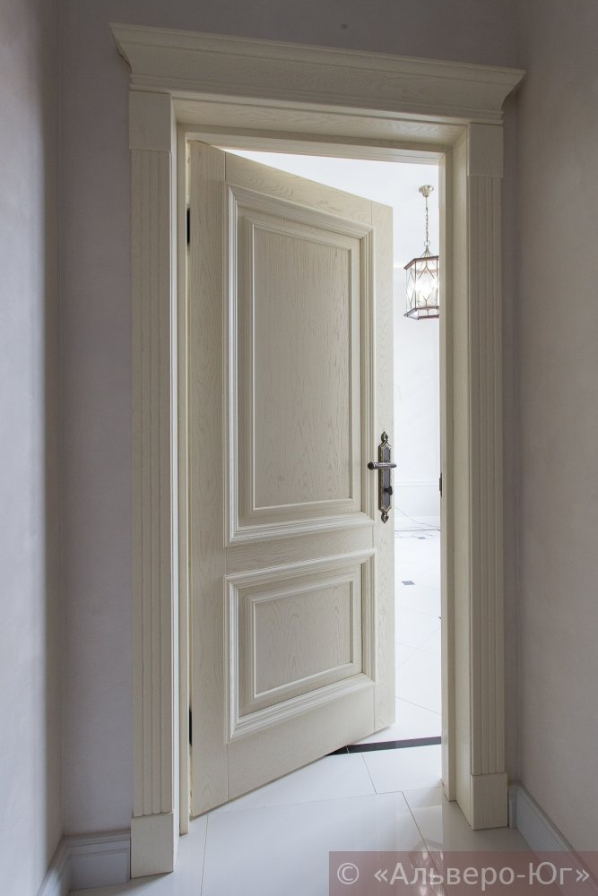 белая дверь из дуба в гостинной
