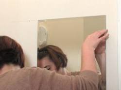 как повесить зеркало на гипсокартон