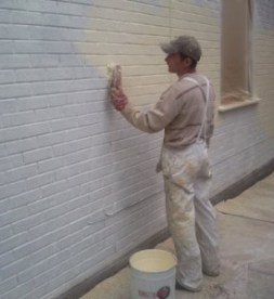 как покрасить кирпичную стену